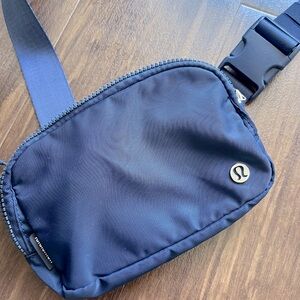 Lululemon Everywhere Belt Bag - Navy
